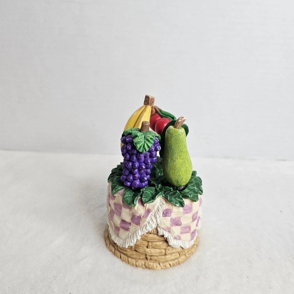 Basket Holder With 4 Cheese/Butter/Jam Spreaders